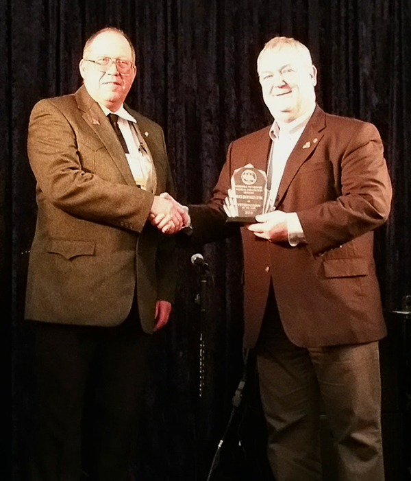 Photo of Dr. Vergel Heyer present the Veterinarian of the Year Award to Dr. Bruce Brodersen